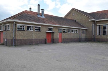 <p>Noord- en oostgevel van de zuidvleugel.</p>
